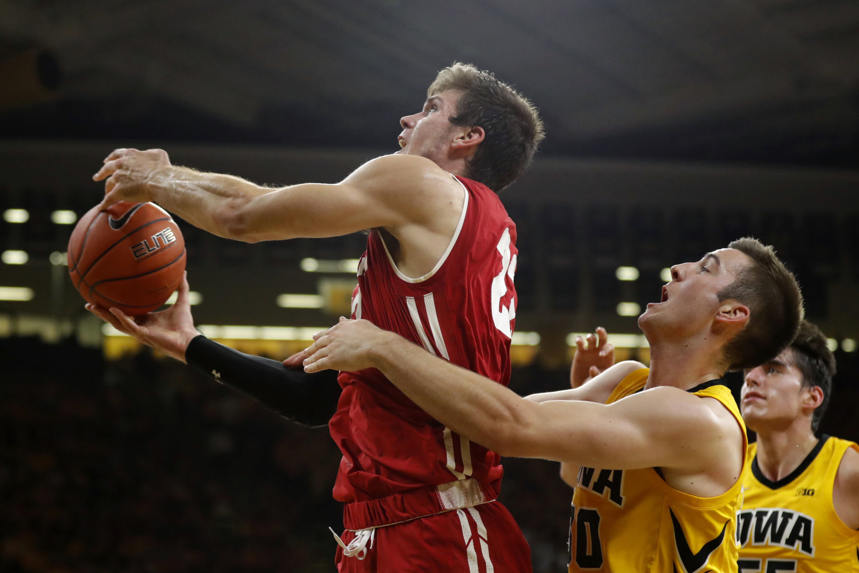 Badgers 72, Hawkeyes 66